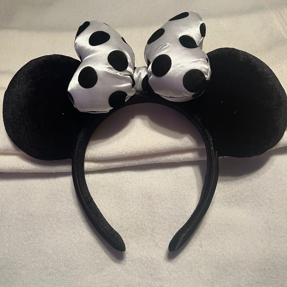 DISNEY PARKS AUTHENTIC Minnie Mouse Ears Headband Black and White Polka Dot Bow